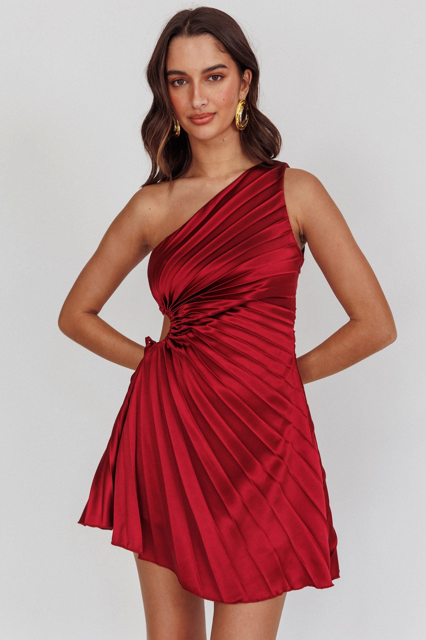 Glow Ray One-Shoulder Pleat Dress Wine